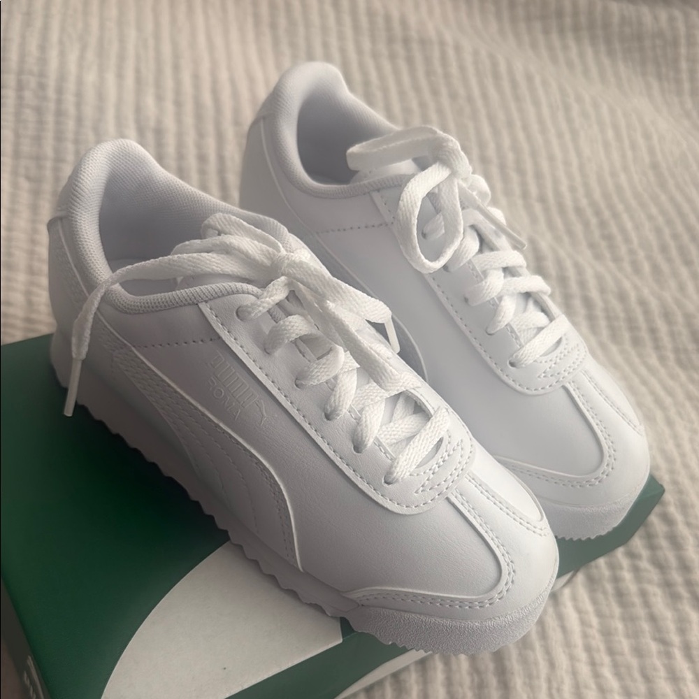 Puma White Sneakers Sleek Low-Top Design